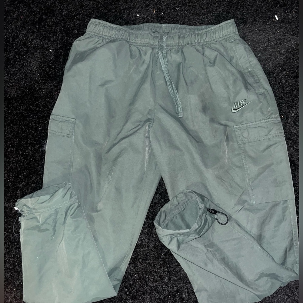 Forest green Nike wind cargo/jogger pant